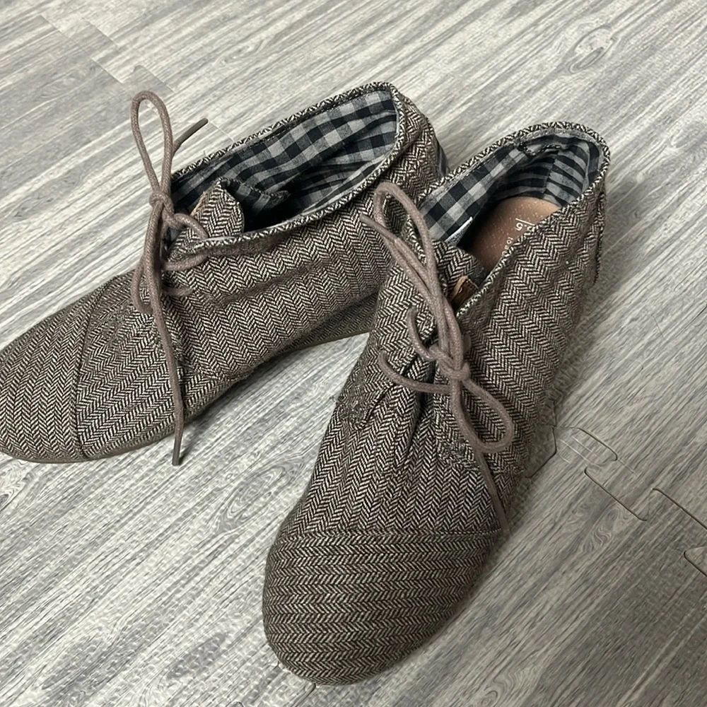 Tom’s Wedge Herringbone Brown Lace up Size 8.5